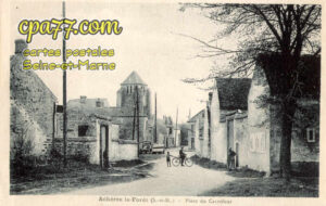 Achères La Forêt (Seine-et-Marne) - Place du Carrefour