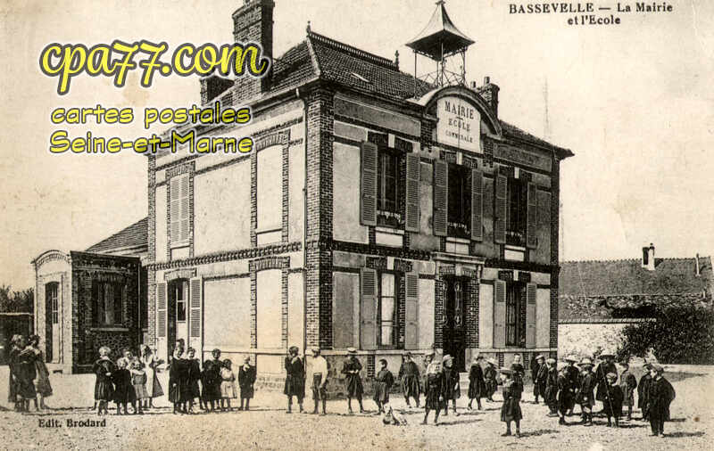 Bassevelle (Seine-et-Marne) - La Mairie et l&rsquo;Ecole