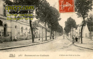 Beaumont Du Gâtinais (Seine-et-Marne) - L&rsquo;Hôtel-de-Ville et la Rue