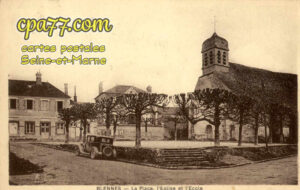 Blennes (Seine-et-Marne) - La Place, l&rsquo;Eglise et l&rsquo;Ecole