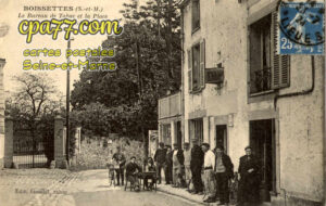 Boissettes (Seine-et-Marne) - Le Bureau de Tabac et la Place du Général Clinchant