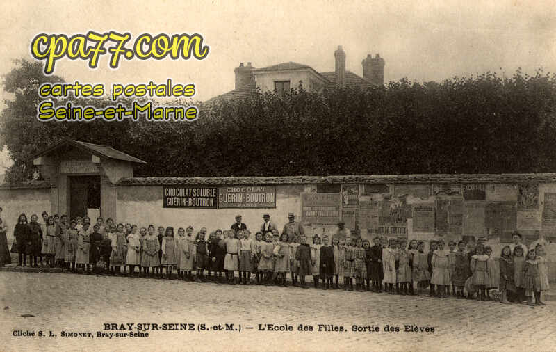 Bray Sur Seine (Seine-et-Marne) - L&rsquo;Ecole des Filles. Sortie des Elèves