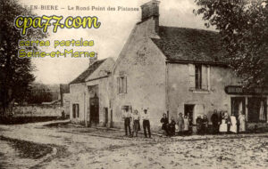 Cély En Bière (Seine-et-Marne) - Le Rond-Point des Platanes