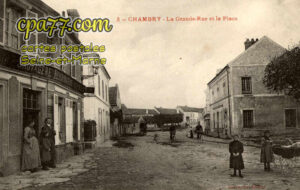 Chambry (Seine-et-Marne) - La Grande-Rue et la Place