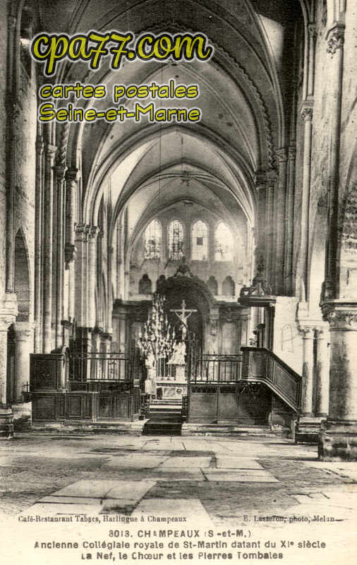 Champeaux (Seine-et-Marne) - Ancienne Collégiale de St-Martin datant du XIe siècle . La Nef, le Chœur et les Pierres Tombales