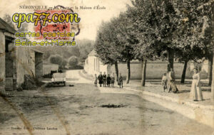 Château Landon (Seine-et-Marne) - Néronville – La Place et la Maison d&rsquo;Ecole (en l&rsquo;état)