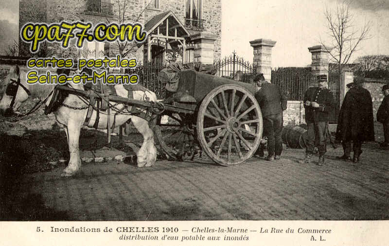 Chelles (Seine-et-Marne) - Inondations de Chelles 1910 – Chelles-la-Marne – La Rue du Commerce distribution d&rsquo;eau potable aux inondés