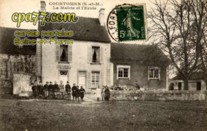 Courtomer (Seine-et-Marne) - La Mairie et l&rsquo;Ecole
