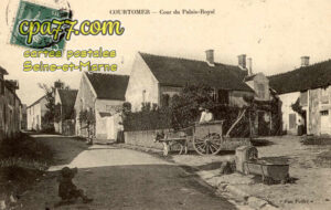 Courtomer (Seine-et-Marne) - Cour du Palais-Royal