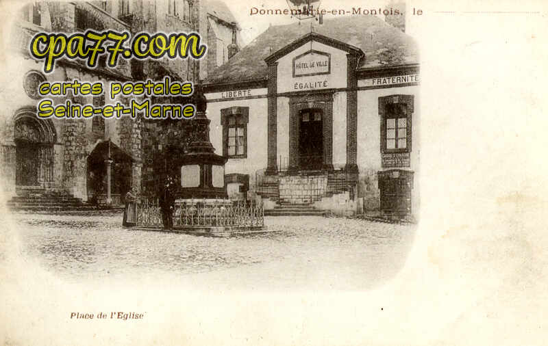 Donnemarie Dontilly (Seine-et-Marne) - Place de l&rsquo;Eglise