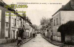 Donnemarie Dontilly (Seine-et-Marne) - La Grande-Rue