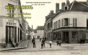 Donnemarie Dontilly (Seine-et-Marne) - La Rue du Jour