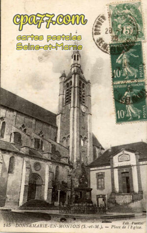 Donnemarie Dontilly (Seine-et-Marne) - Place de l&rsquo;Eglise