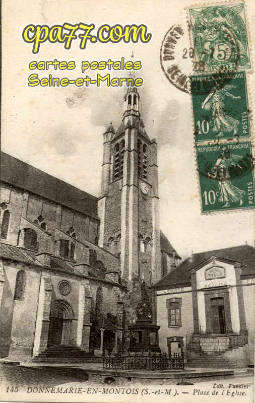 Donnemarie Dontilly (Seine-et-Marne) - Place de l&rsquo;Eglise