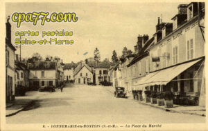Donnemarie Dontilly (Seine-et-Marne) - La Place du Marché
