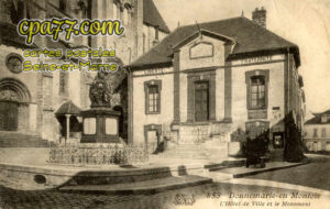 Donnemarie Dontilly (Seine-et-Marne) - L&rsquo;Hôtel-de-Ville et le Monument