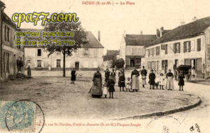 Doue (Seine-et-Marne) - La Place