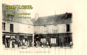 Égreville (Seine-et-Marne) - La Grand’Place (côté Est)