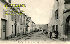 Étrépilly (Seine-et-Marne) - Rue Chef de ville, vue prise vers le jeu d&rsquo;Arc