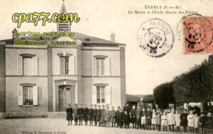 Éverly (Seine-et-Marne) - La Mairie et l&rsquo;Ecole (Sortie des Elèves)