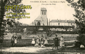 Favières (Seine-et-Marne) - Les Ecoles et l&rsquo;Eglise (Vue prise des Prés)