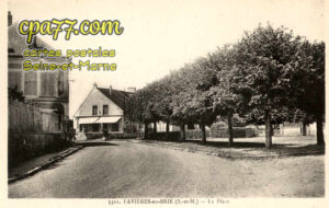 Favières (Seine-et-Marne) - La Place