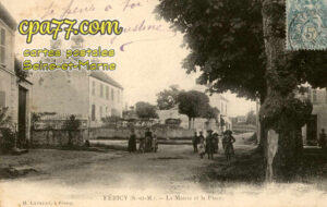 Féricy (Seine-et-Marne) - La Mairie et la Place