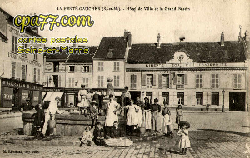 La Ferté Gaucher (Seine-et-Marne) - Hôtel de Ville et le Grand Bassin