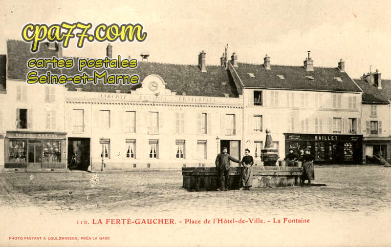 La Ferté Gaucher (Seine-et-Marne) - Place de l&rsquo;Hôtel de Ville – La Fontaine