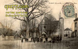 Flagy (Seine-et-Marne) - L&rsquo;Eglise et la Place