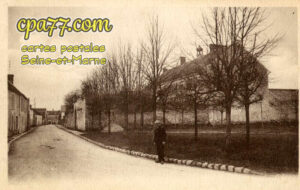 Fleury En Bière (Seine-et-Marne) - Place des Fêtes