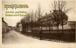 Fleury En Bière (Seine-et-Marne) - Place des Fêtes