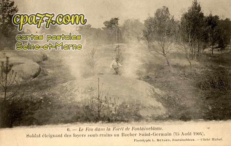 Fontainebleau (Seine-et-Marne) - Le Feu dans la Fôret – Soldat éteignant des foyers souterrains au Rocher Saint-Germain ( 15 Août 1904 )