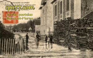 Fontaine Le Port (Seine-et-Marne) - Inondation de la Seine-Janvier 1910 – Un Coin du Pays – a Droite, bois entraînés à la dérive par les eaux recueillis par les riverains