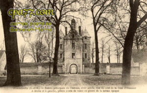 Gouaix (Seine-et-Marne) - Flamboin – Entrée principale du Château, XVIIe siècle, vue du côté de la Cour d&rsquo;Honneur – A droite et à Gauche, piliers ornés de vases en pierre de la même époque