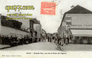 Gretz Armainvilliers (Seine-et-Marne) - Grande Rue, vue de la Place de l&rsquo;Eglise