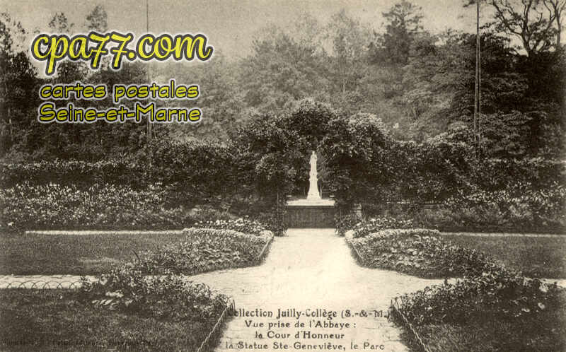 Juilly (Seine-et-Marne) - Le Collège – Vue prise de l&rsquo;Abbaye : la Couir d&rsquo;Honneur, la statue Ste-Geneviève, le Parc