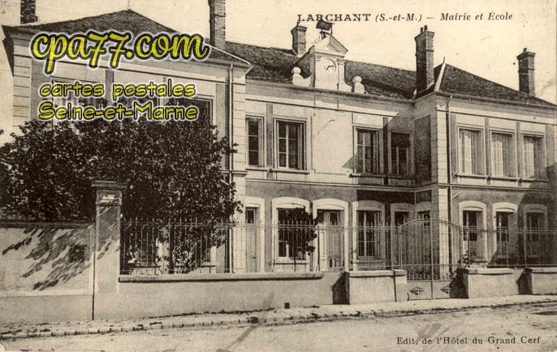 Larchant (Seine-et-Marne) - Mairie et Ecole