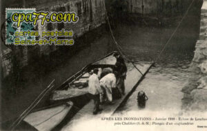 Lesches (Seine-et-Marne) - Après les Inondations – Janvier 1910 – Ecluse de Lesches près Chalifert (S.-&-M.) – Plongée d&rsquo;un scaphandrier