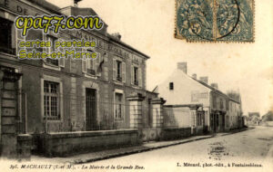 Machault (Seine-et-Marne) - La Mairie et La Grande Rue