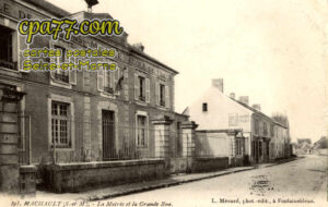 Machault (Seine-et-Marne) - La Mairie et la grande Rue