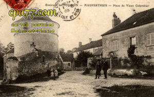 Mauperthuis (Seine-et-Marne) - Place du vieux Colombier