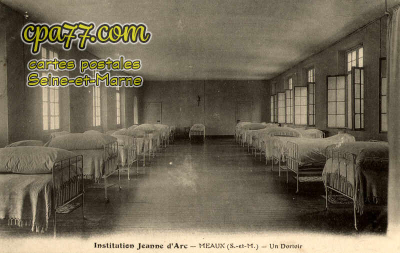 Meaux (Seine-et-Marne) - Institution Jeanne d&rsquo;Arc – Un Dortoir