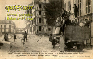 Meaux (Seine-et-Marne) - Guerre de 1914-1915 – Bataille de la Marne – Aspect de la Rue du Grand Cerf après l&rsquo;éclatement de la mine détruisant le Pont du Marché – A droite, automobile anglaise brisée et abandonnée – Les rares personnes restant à Meaux