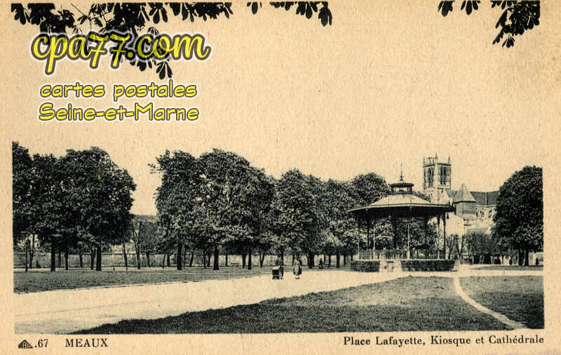 Meaux (Seine-et-Marne) - Place Lafayette, Kiosque et cathédrale