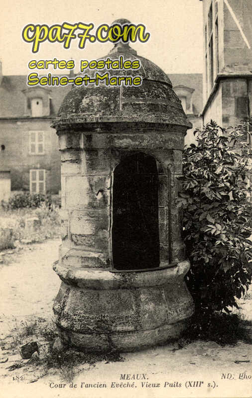 Meaux (Seine-et-Marne) - Cour de l&rsquo;Ancien Evêché – Vieux Puits (XIIIe siècle)
