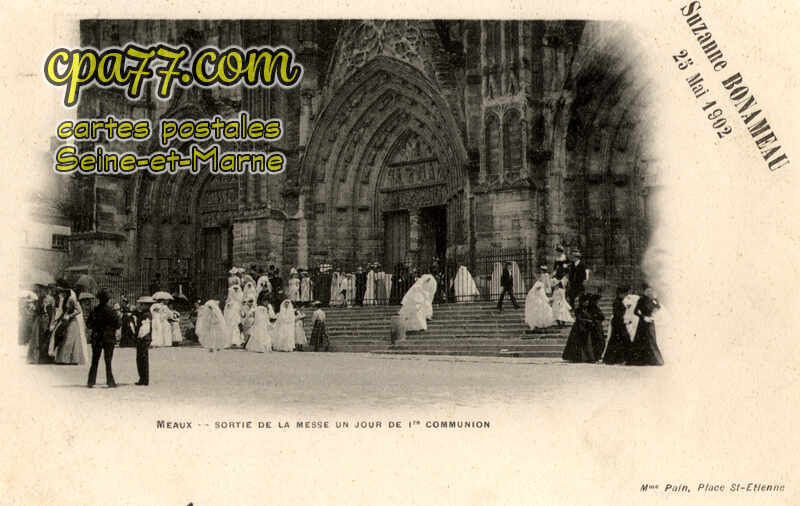 Meaux (Seine-et-Marne) - Sortie de la messe un jour de 1re communion