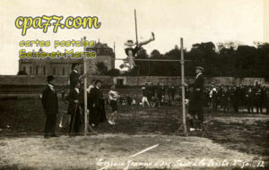 Meaux (Seine-et-Marne) - Terrain Jeanne d&rsquo;Arc, saut à la perche, 2m50