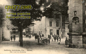 Meaux (Seine-et-Marne) - Institution Sainte-Jeanne d&rsquo;Arc – Une cour de récréation