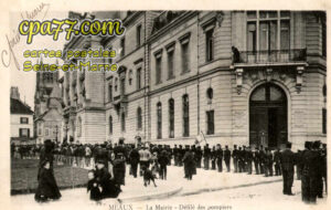 Meaux (Seine-et-Marne) - La Mairie – Défilé des Pompiers
